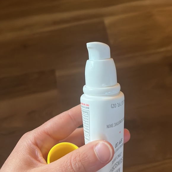 First Aid Beauty MINERAL SUNSCREEN ZINC OXIDE BROAD SPECTRUM SPF 30 - Picture 4 of 6